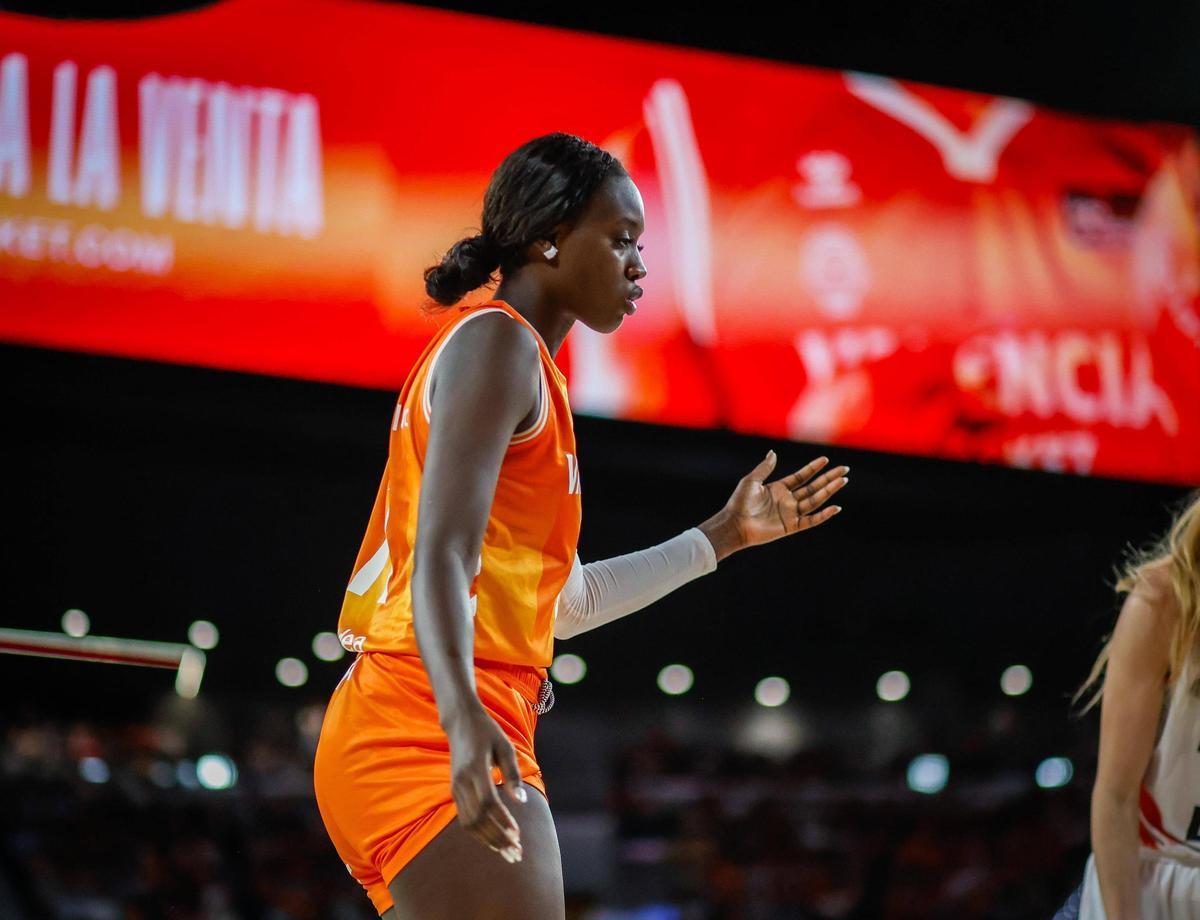 Así ha sido el regreso al Roig Arena de Awa Fam tras triunfar en el draft de la WNBA