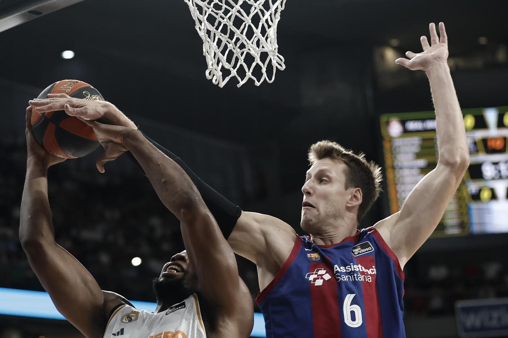 Yabusele trata de anotar ante Vesely
