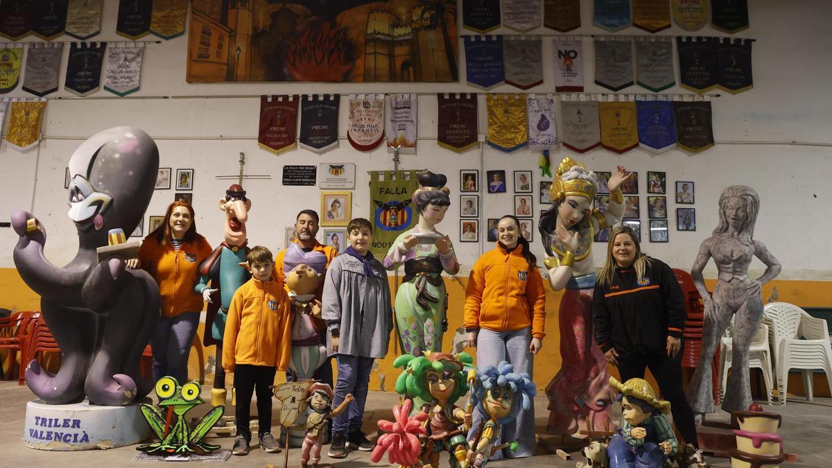 Donación de ninots a la falla Nou Sedaví