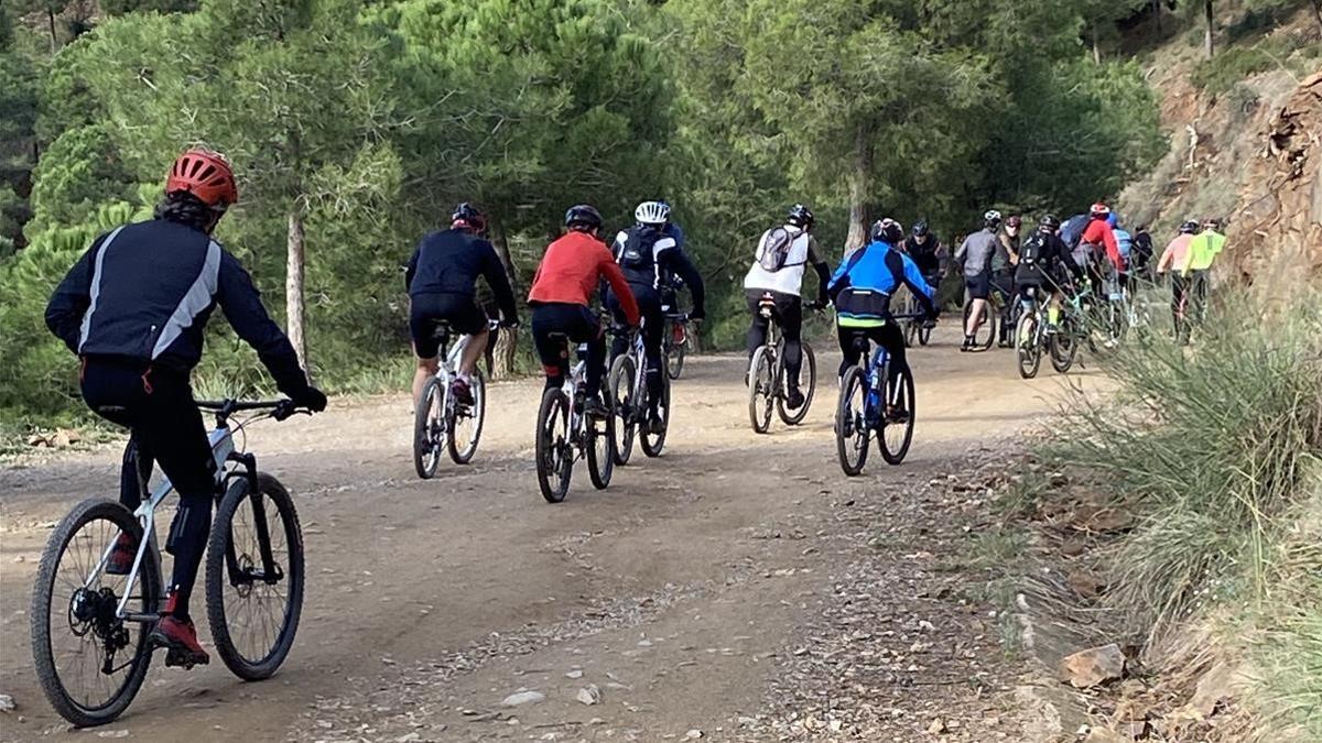 Ciclistas en la carretera de les Aïgues, Barcelona.