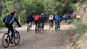 Ciclistas en la carretera de les Aigües 