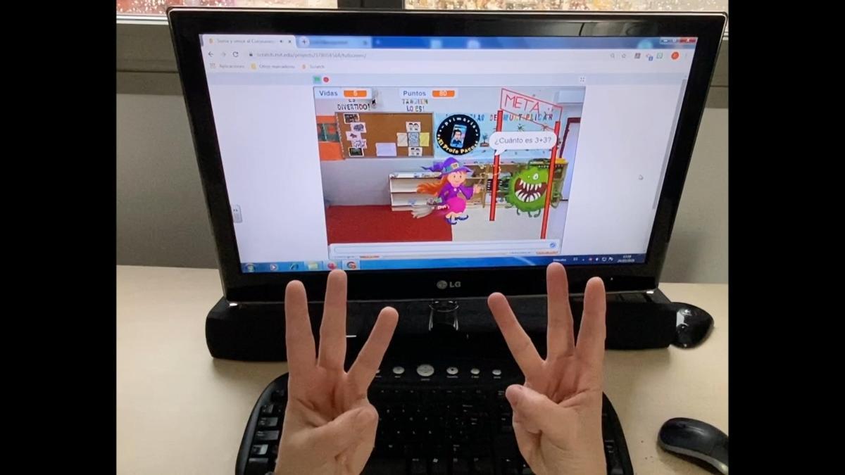 Un escolar fent un joc matemàtic en l’ordinador.