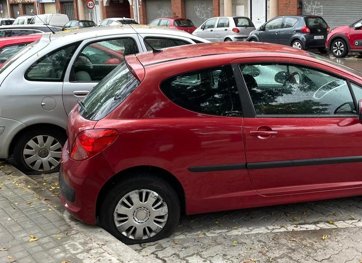 Vehículos con las ruedas pinchadas en Barberà del Vallès