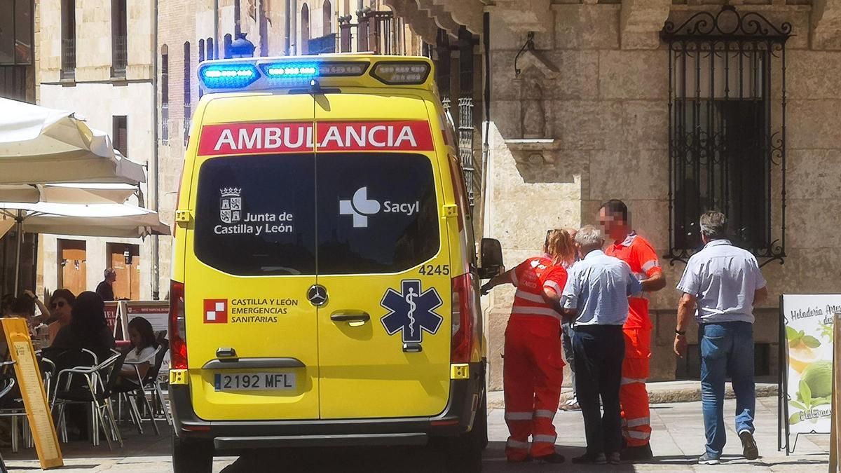 Un hombre es trasladado en ambulancia.