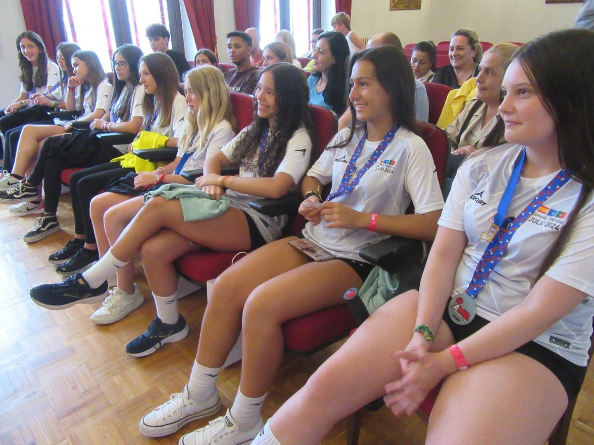 Las deportistas en el Ayuntamiento de Cangas de Onís.