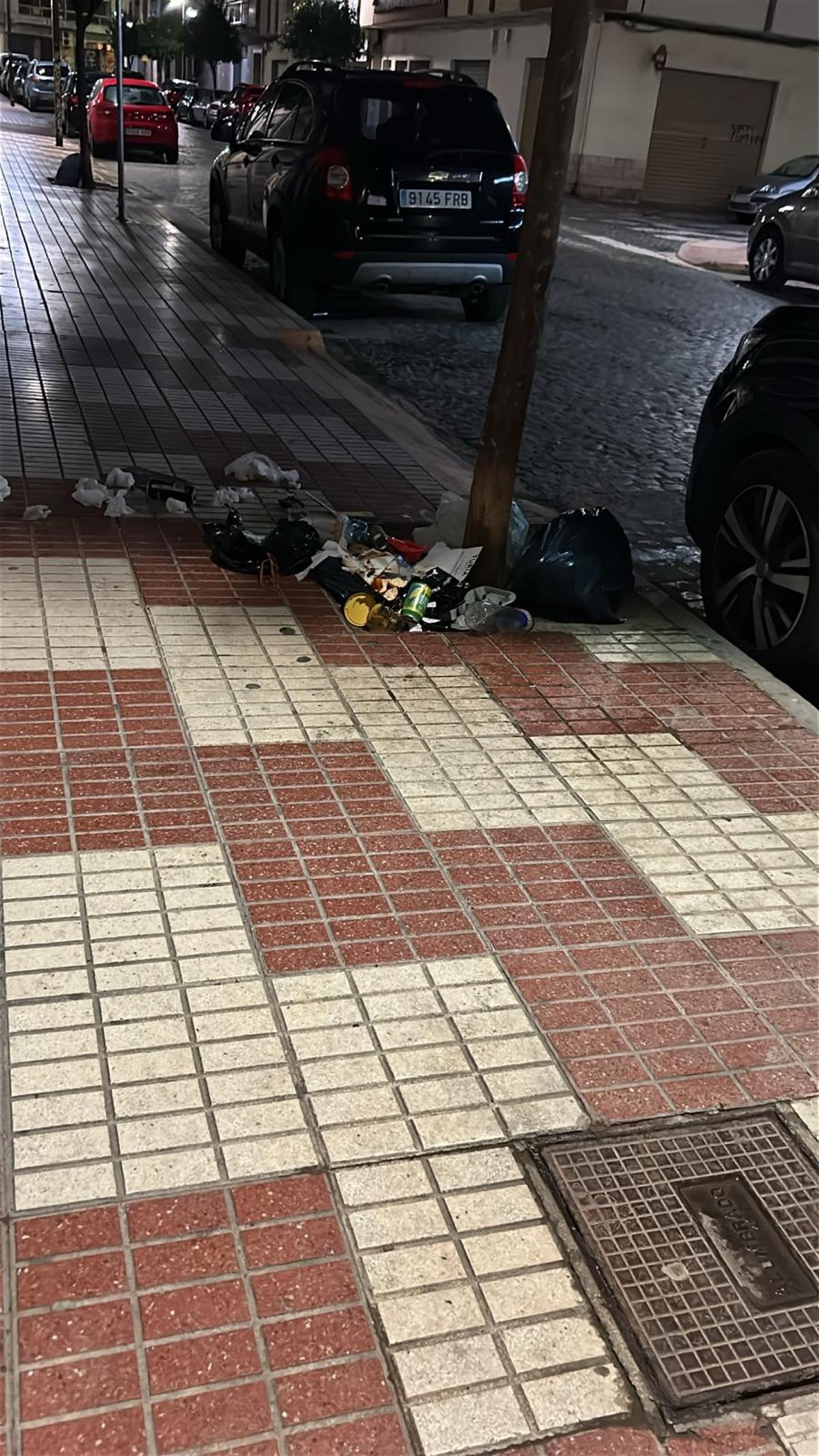 Basura esparcida en un alcorque por el hombre detenido en Algemesí.