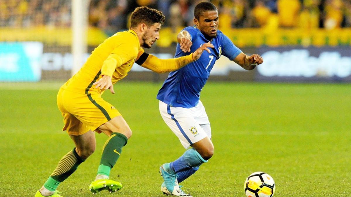 Douglas Costa lucha por el balón con el australiano Mathew Leckie durante el amistoso disputado por Australia y Brasil en el estadio MCG en Melbourne (Australia)