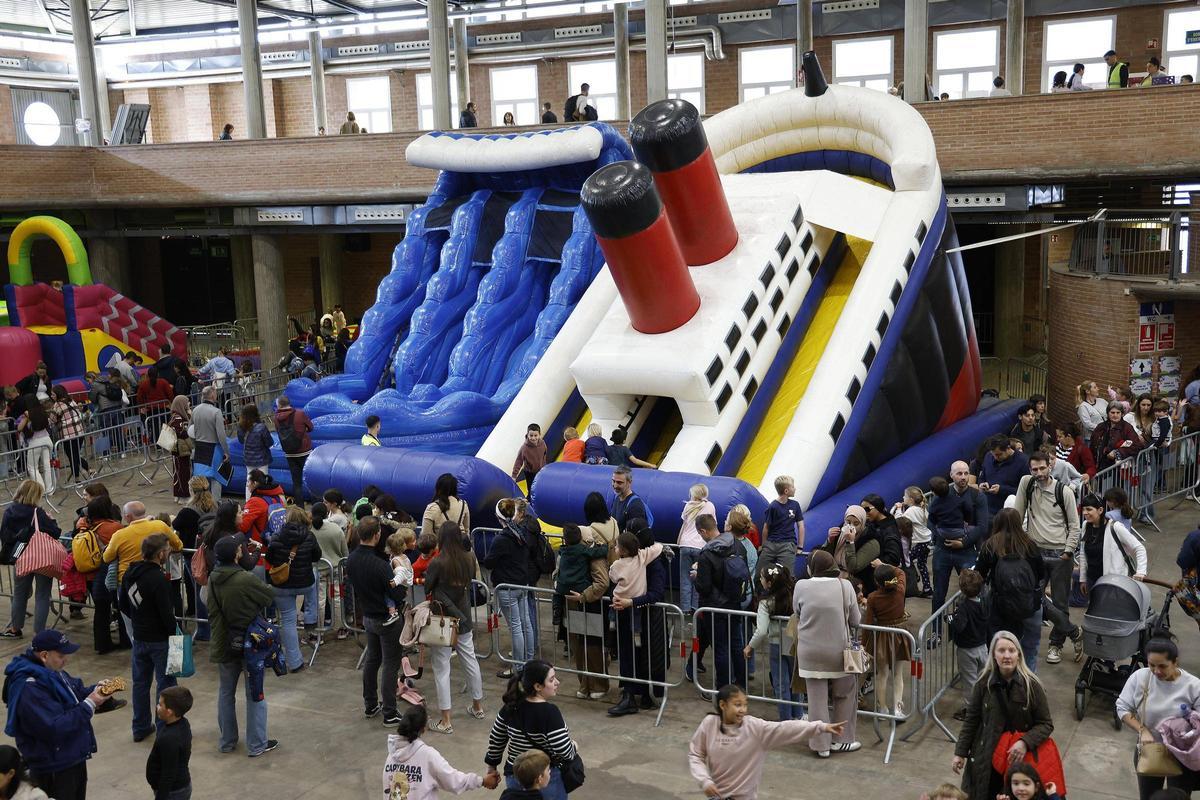 Cues per accedir als inflables en una tarda amb gran afluència al Palau de Fires.