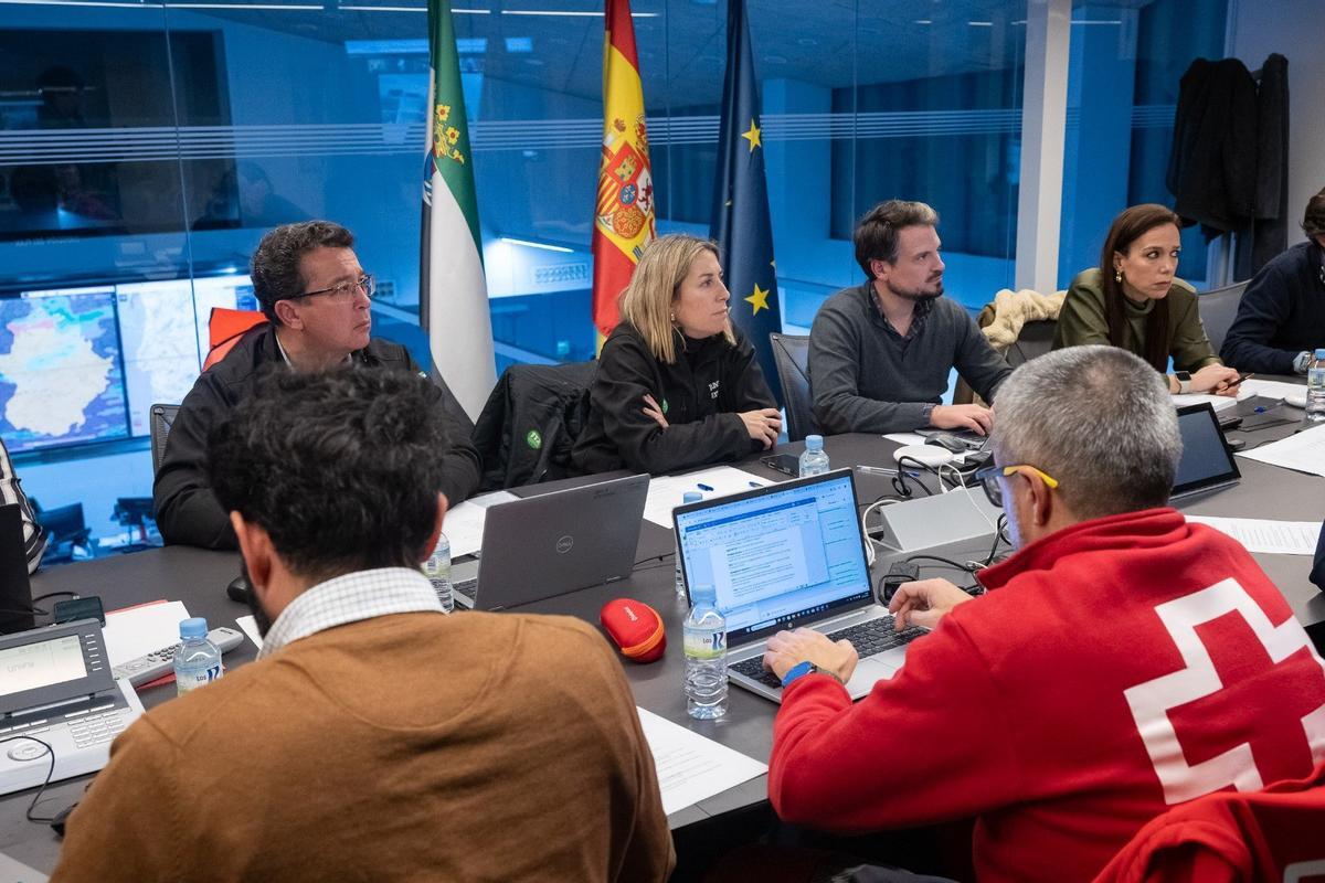 La presidenta de la Junta de Extremadura, María Guardiola, preside el Cecop en la noche de este sábado.