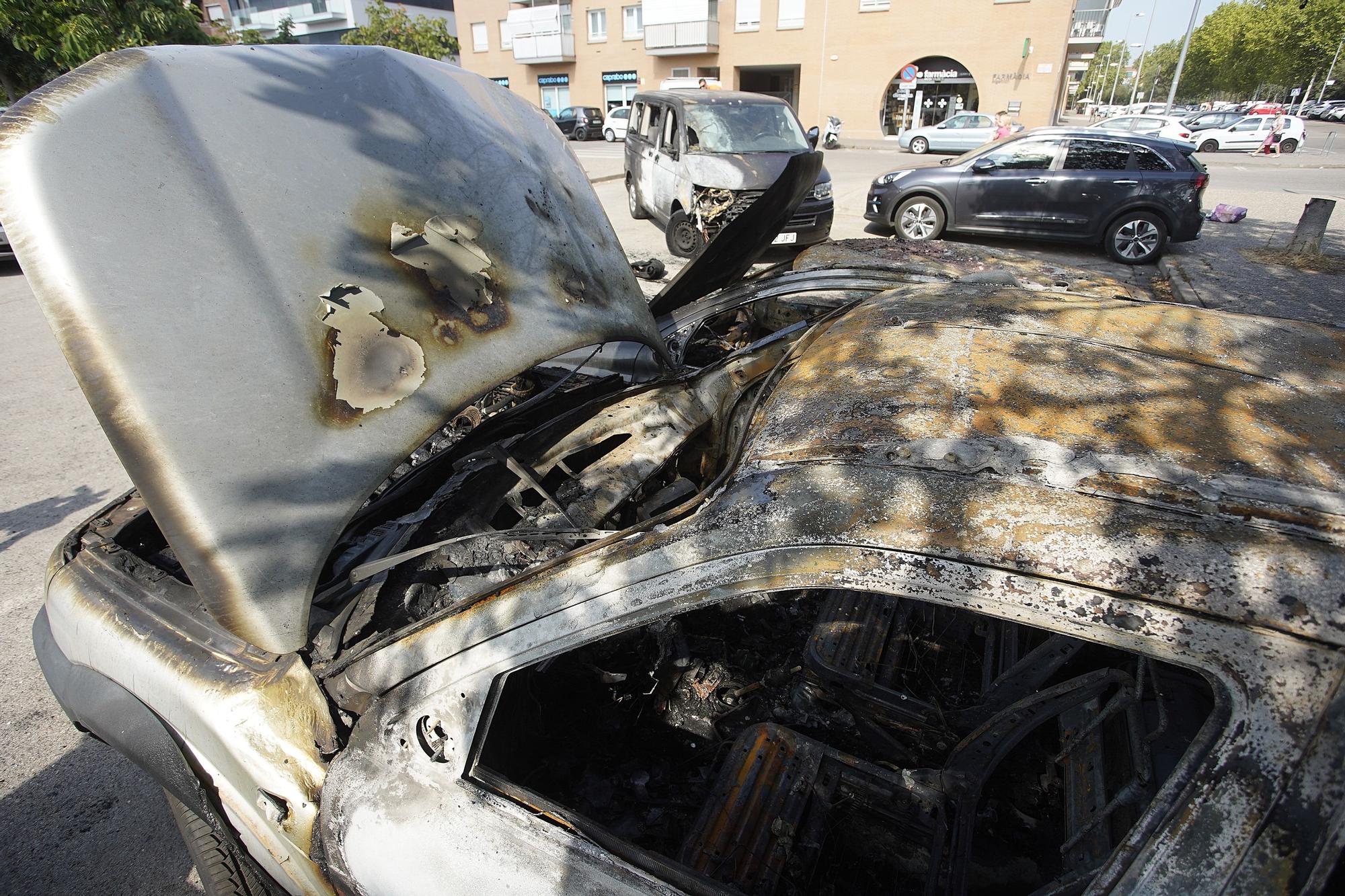 Incendi de vehicles al pàrquing del parc del Migdia