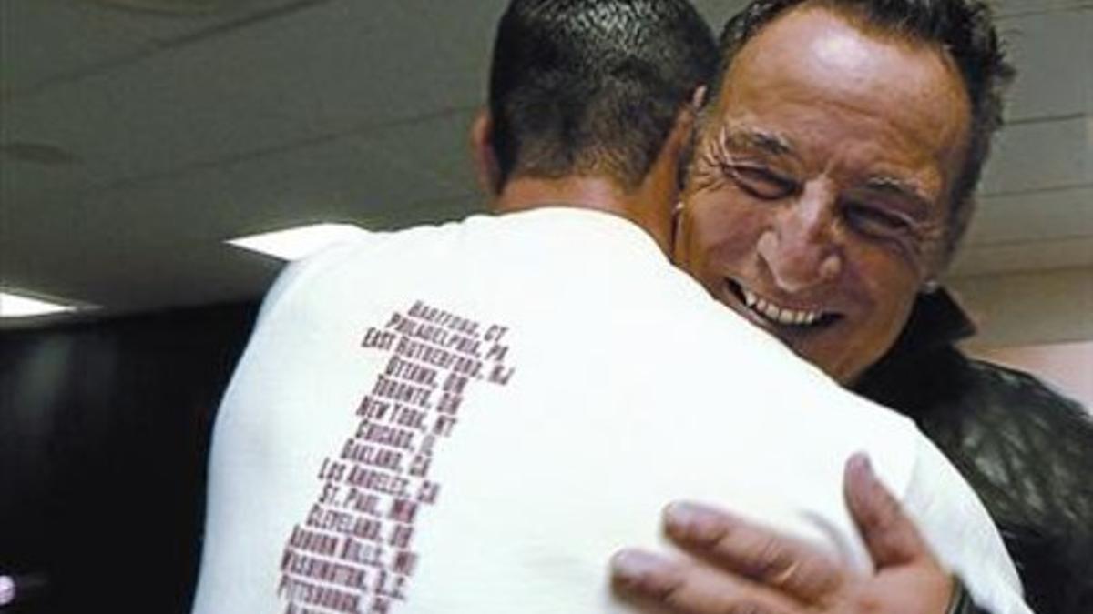 EMOCIÓN COLECTIVA. Diversas imágenes extraídas de la película 'Springsteen &amp; I'. El Boss, abrazándose con un fan en la escena final de la película.