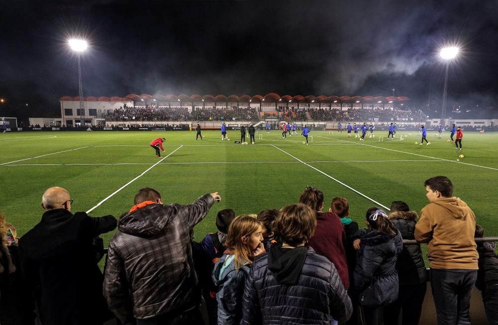 Miles de hinchas en el primer entrenamiento del año del Valencia CF