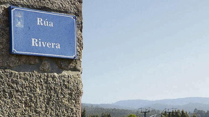 Placa de la calle Rivera, en Uxes.