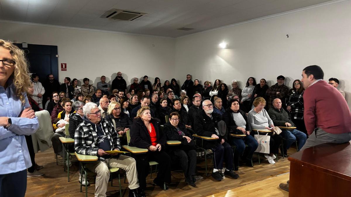 Una de las reuniones con los vecinos, con el alcalde a la derecha y la edil de Urbanismo a la izquierda