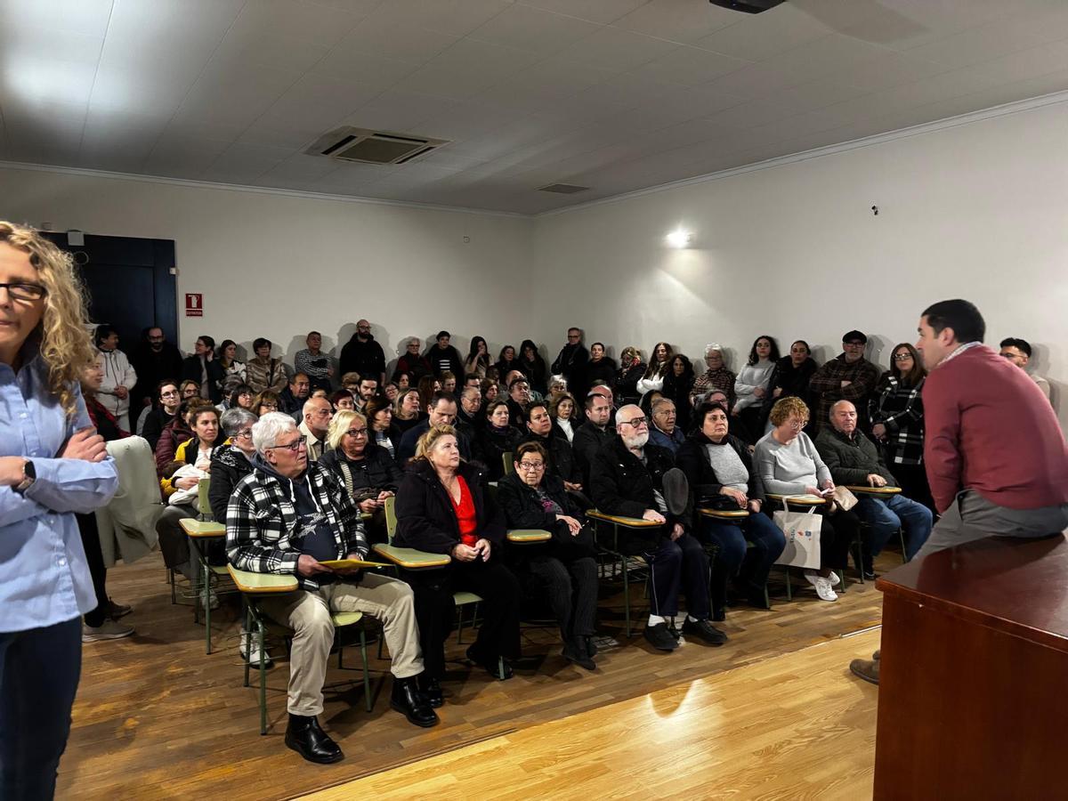 Una de las reuniones con los vecinos, con el alcalde a la derecha y la edil de Urbanismo a la izquierda