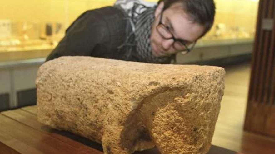 Un joven observa un verraco en la sala de Romano.