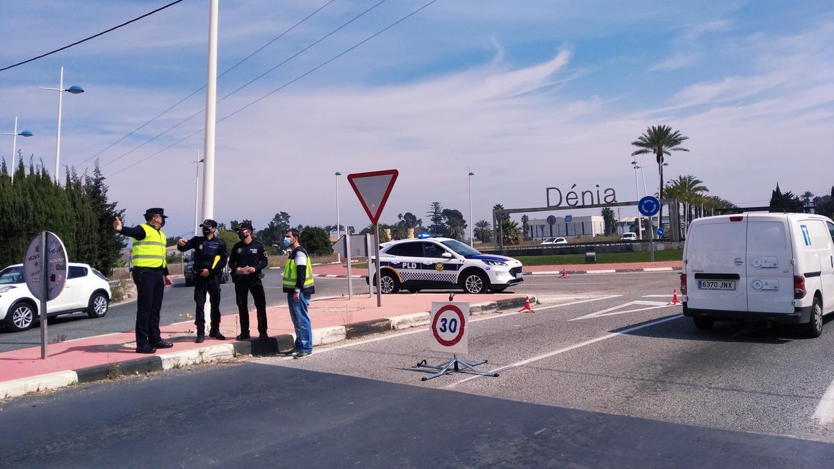 Un control conjunto de la Policía Local y Nacional en la entrada a Dénia