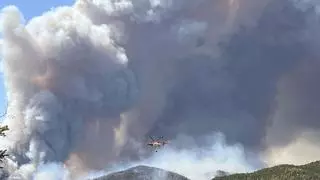 El espectacular incendio en Santa María de la Peña en Aragón obliga a desalojar Villalangua y Salinas de Jaca, y a movilizar a la UME