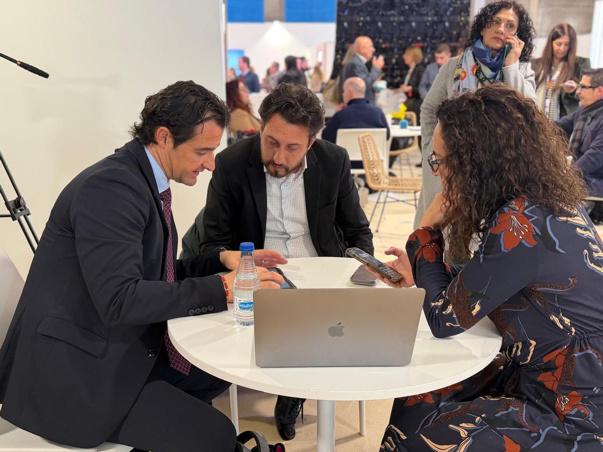 Reunión entre el Ayuntamiento y la productora en Fitur