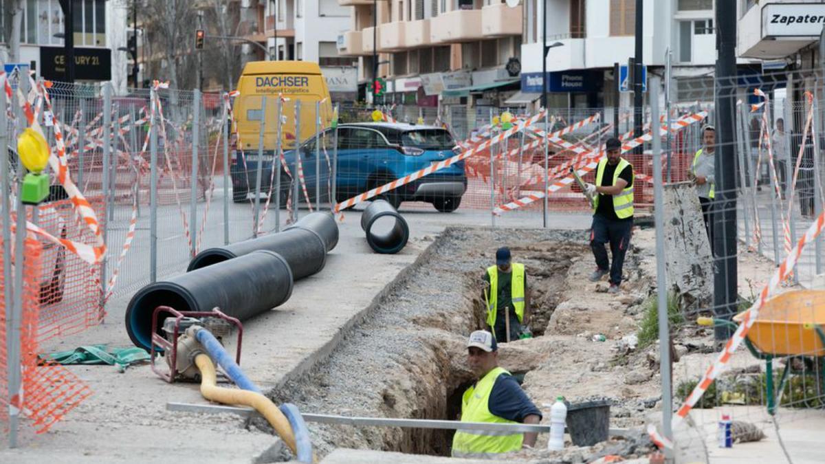 Detalle de la obra y la concejala explica el proyecto.