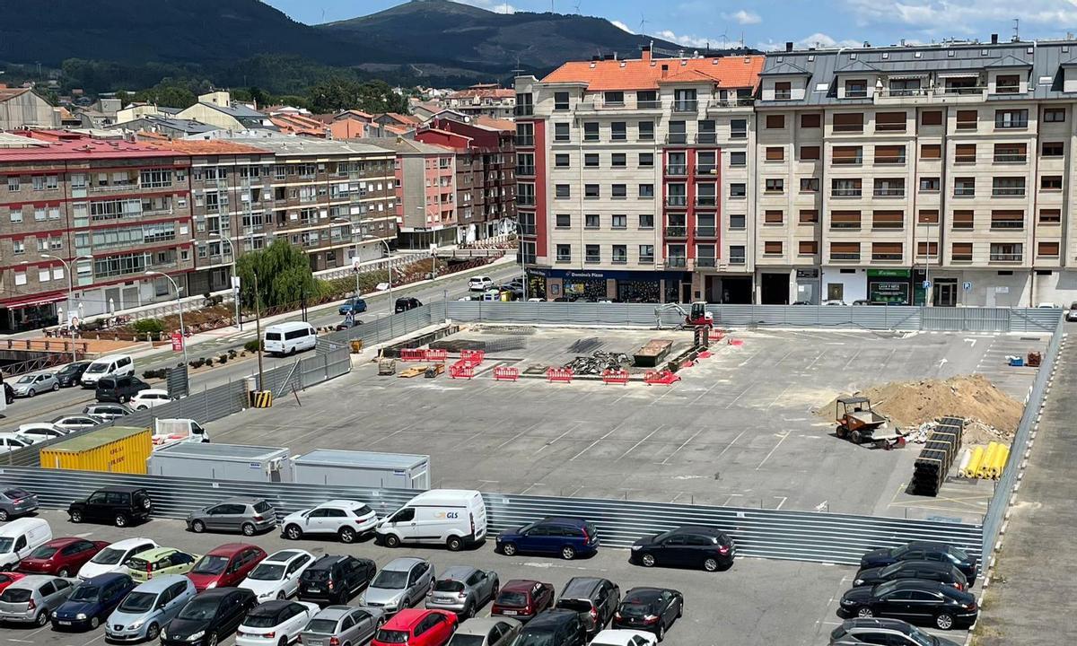 La zona situada tras la plaza en la que se construirá uno de los tanques de tormentas. La zona arbolada que se ve detrás corresponde al terreno del pazo de Vista Alegre.