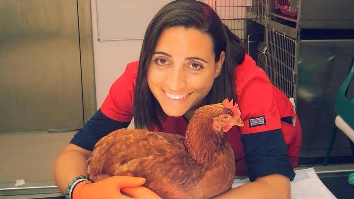Elizabet Fernández posa con una de sus últimas pacientes.