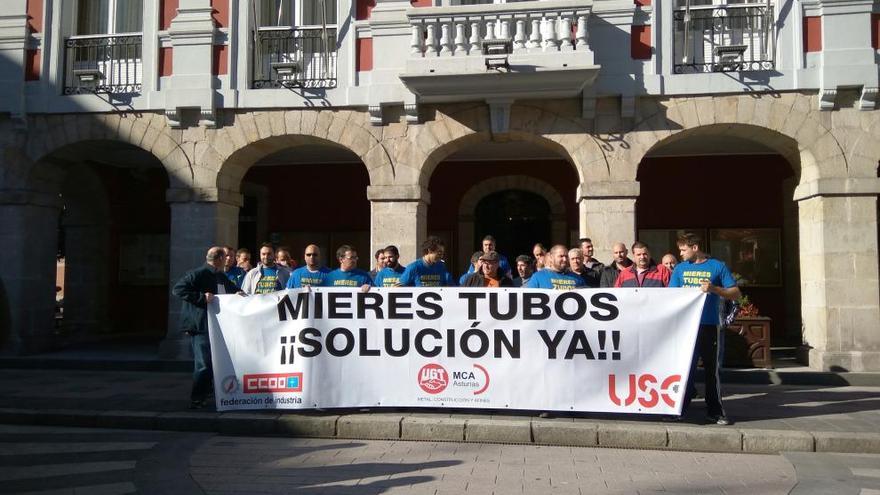 Los trabajadores de Mieres Tubos, durante la protesta