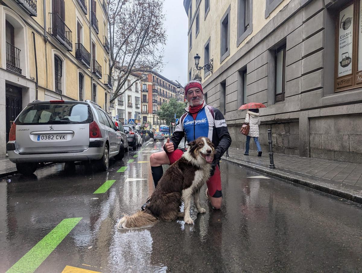 Sergio Pazos junto a su perro Zas en uno de sus paseos por Madrid.