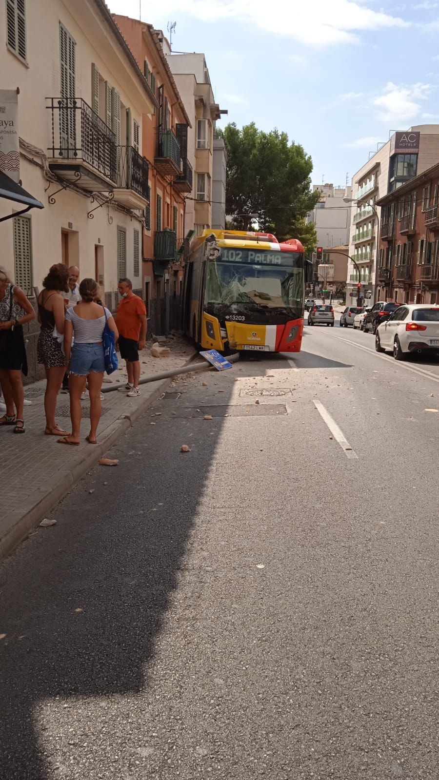 Un autocar del TIB se estrella contra una farola y un balcón en Palma