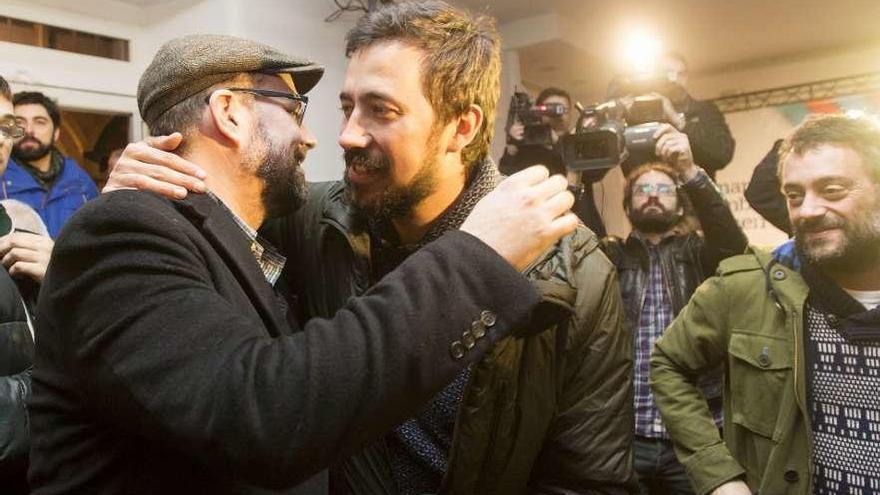 Noriega (izda.) abraza a Gómez-Reino con Xulio Ferreiro al lado tras las generales de 2015. // Óscar Corral