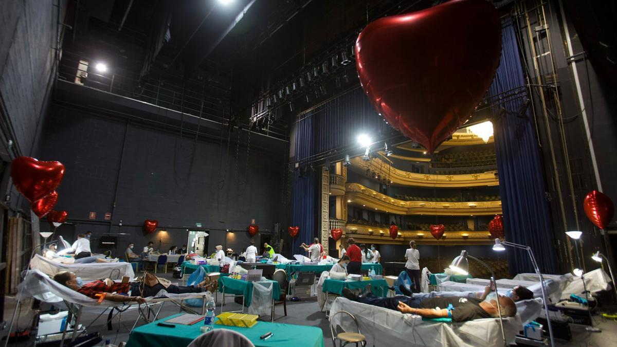 El escenario del Teatro, convertido en un espacio médico