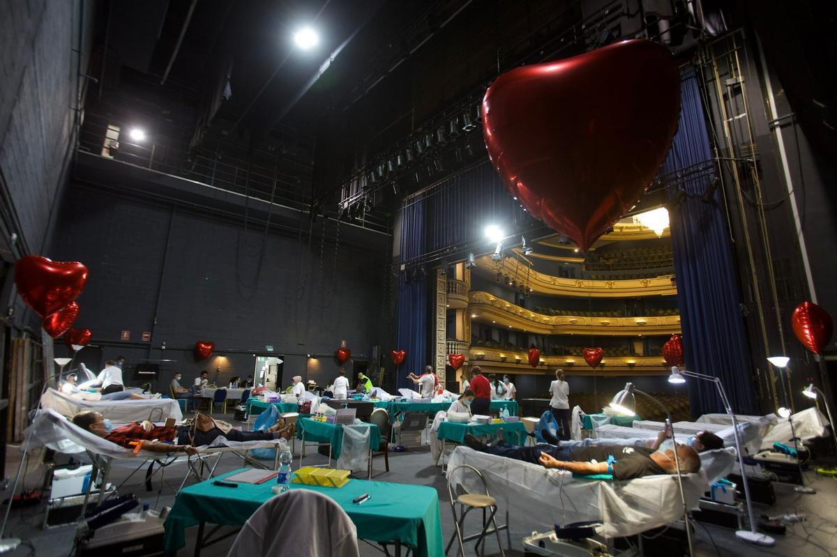 El escenario del Teatro, convertido en un espacio médico