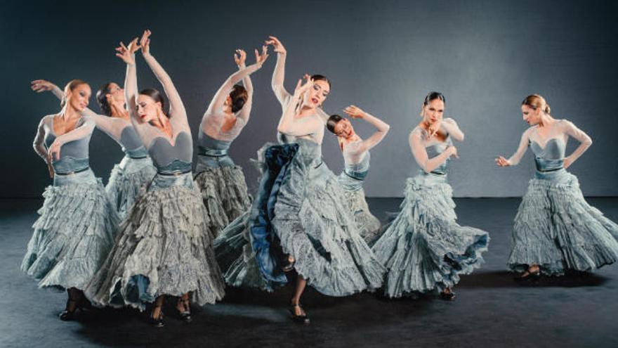 Imágenes del Ballet Nacional de España con vestuario de Yaiza Pinillos en la pieza &#039;Eterna Iberia&#039;. Junto a las fotografías, debajo, uno de los bocetos de la tinerfeña para esta producción. (