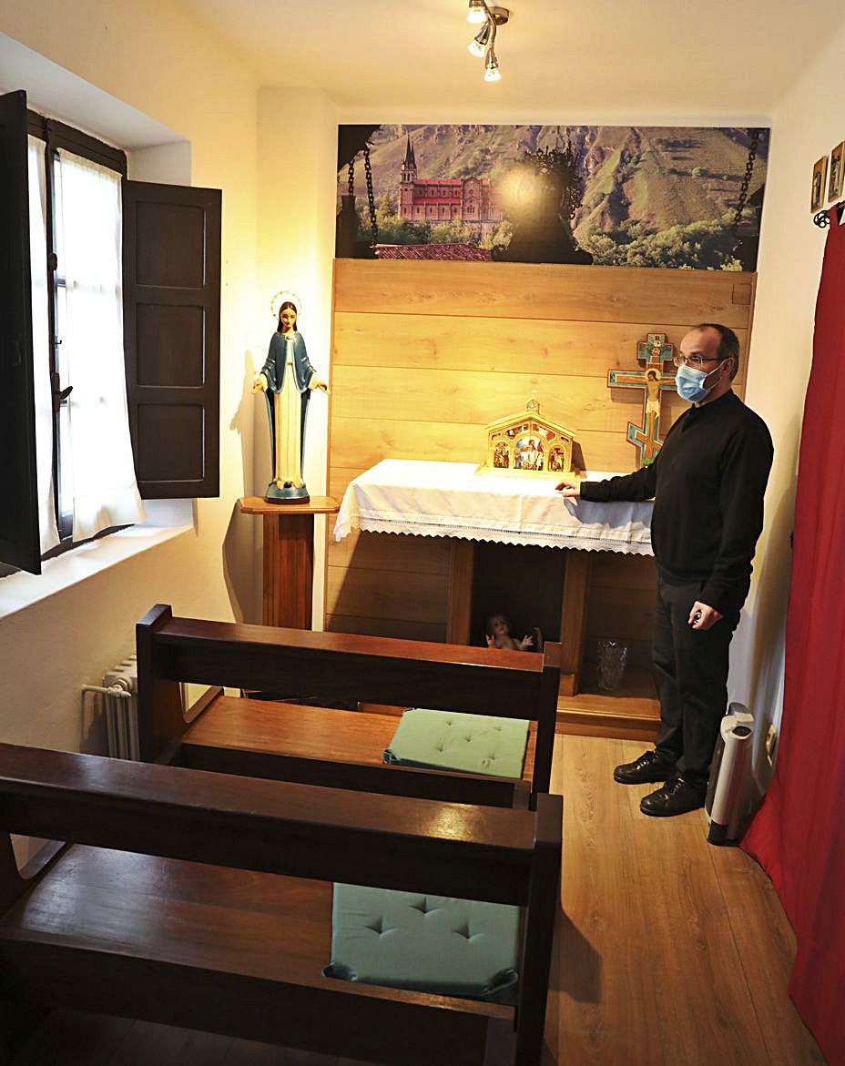 Alfonso López Menéndez, ayer, en la capilla de la residencia de las monjas.
Ricardo Solís 