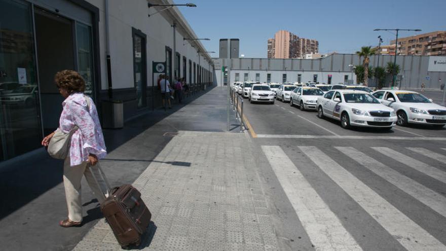 El área de taxis en la estación