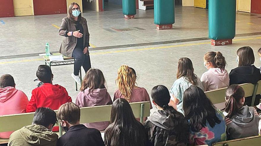 Charla ayer en el colegio de San Marcos sobre mujeres y fútbol.  | // L.O.