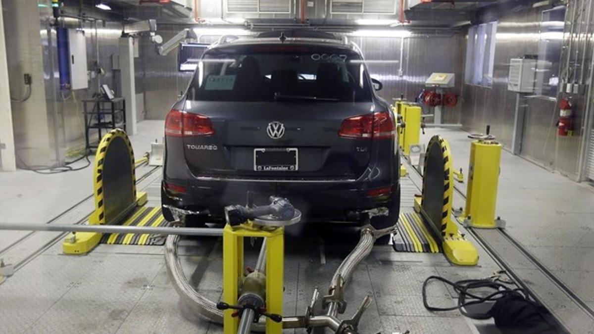Prueba de emsiones de gases de un Volkswagen en un laboratorio de la agencia de protección del medio ambiente de EEUU.