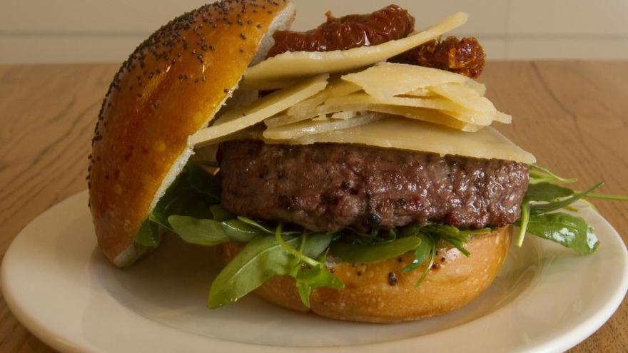 Reto: Comer 2,5 kilos de hamburguesa en una hora