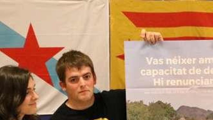 Jóvenes de ERC muestran el cartel del 1-0. // X. Álvarez