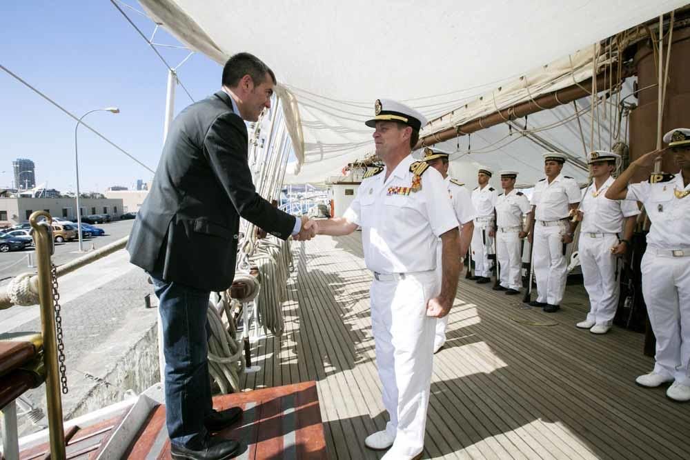 Fernando Clavijo visita el buque escuela