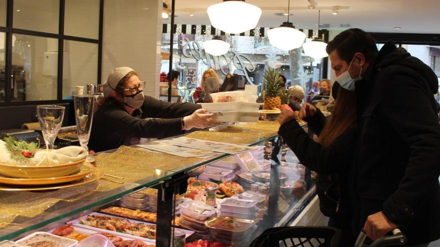 Clients fent la compra a l&#039;establiment Llobet 1923, aquest dijous al matí