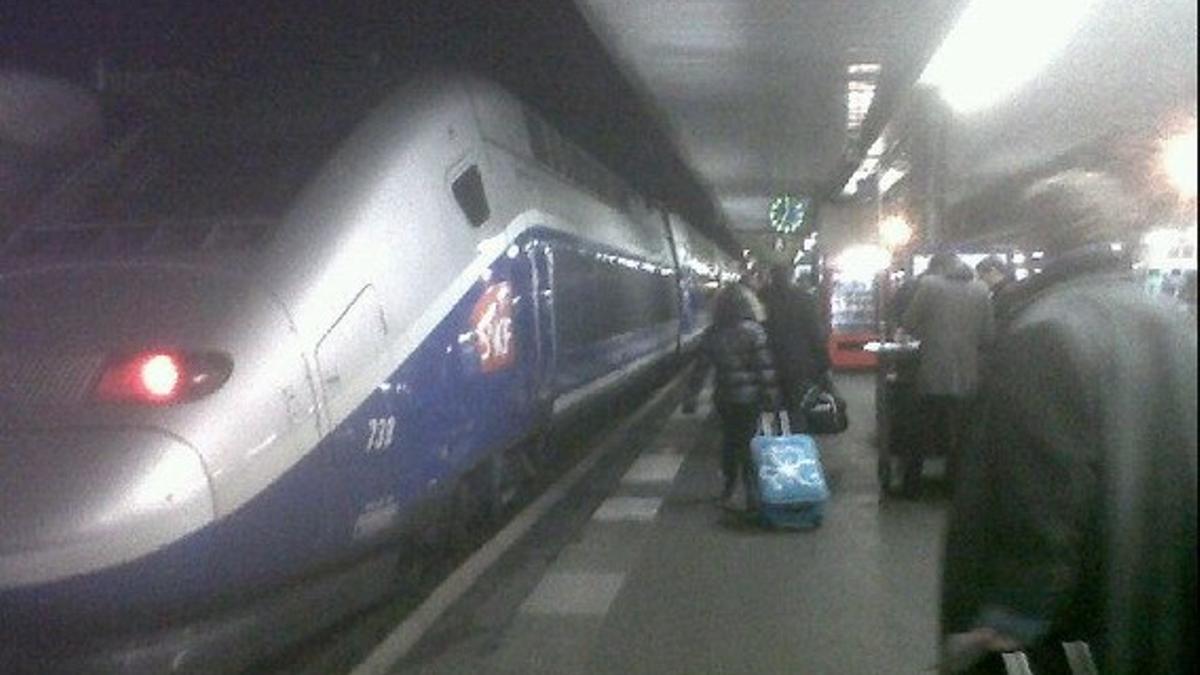 El TGV del viaje unaugutral de la línea París-Barcelona ha salido puntual de la ciudad del Sena