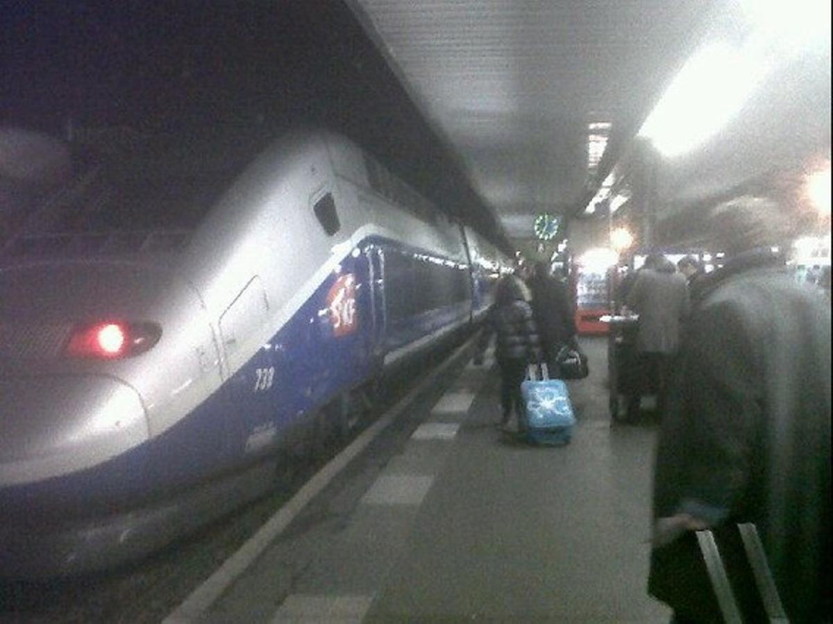 El TGV del viatge inaugural de la línia París-Barcelona ha sortit puntual de la ciutat del Sena.
