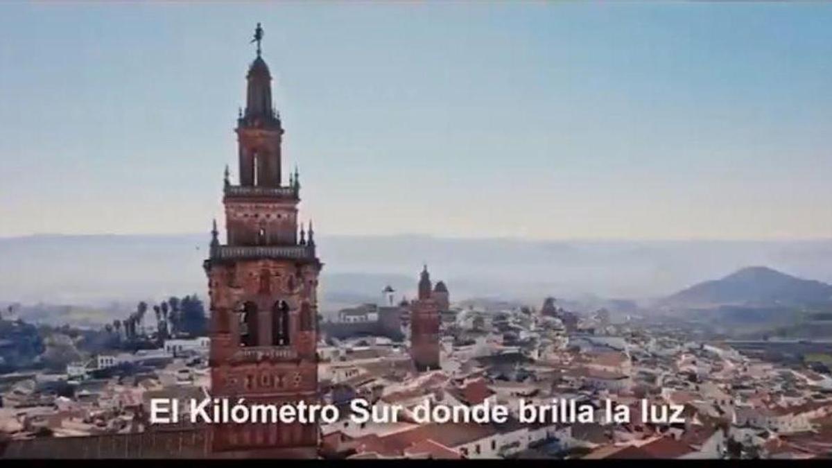 Instantánea de las torres de Jerez de los Caballeros (Badajoz) en el videoclip de Kilómetro Sur.