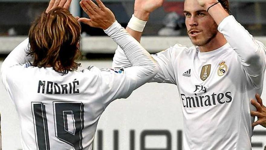 Modric i Bale celebren el primer gol, construït entre tots dos jugadors