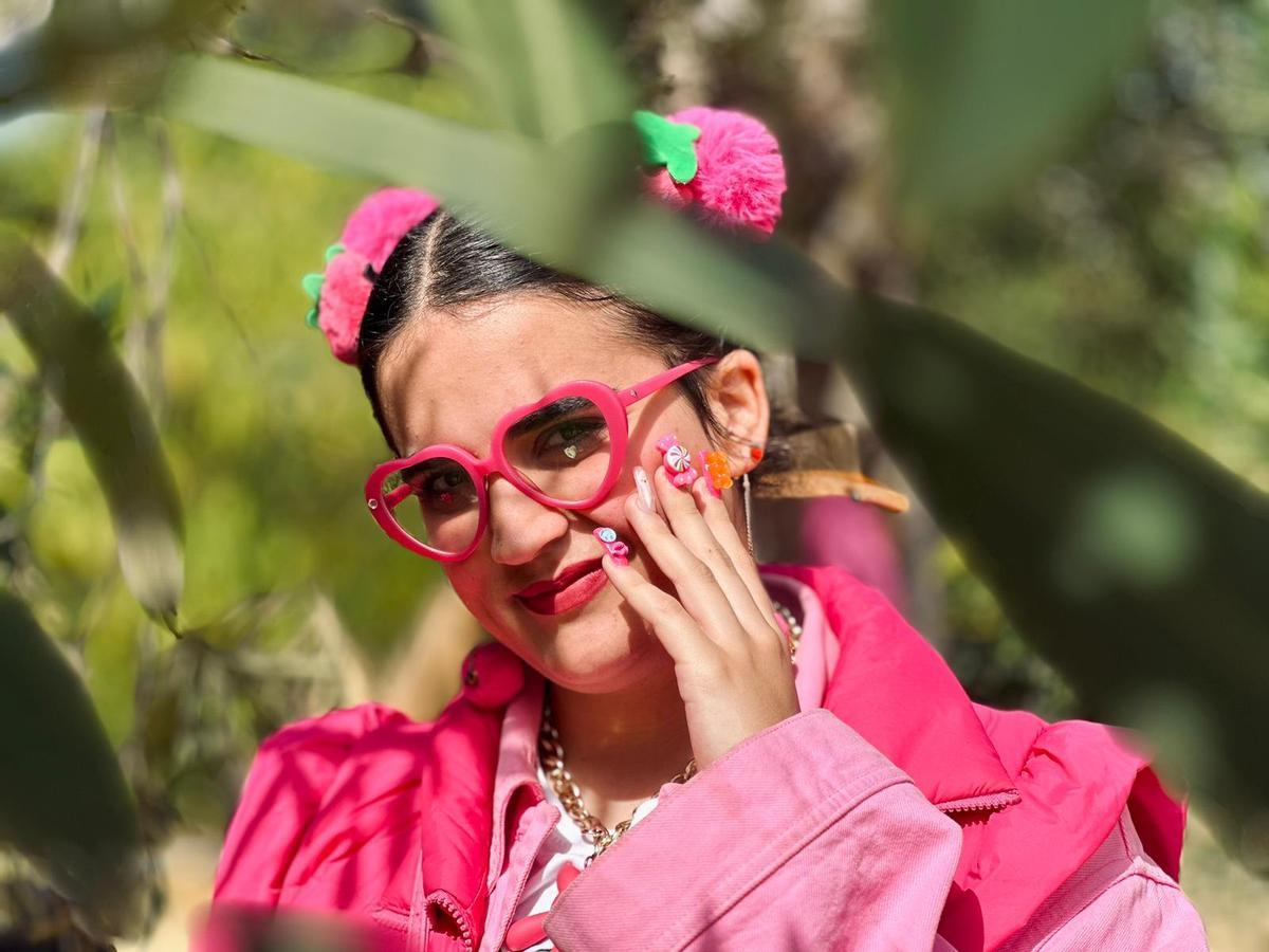 La artista Julia de Gabril posa en los Jardines de Murillo para El Correo de Andalucía.