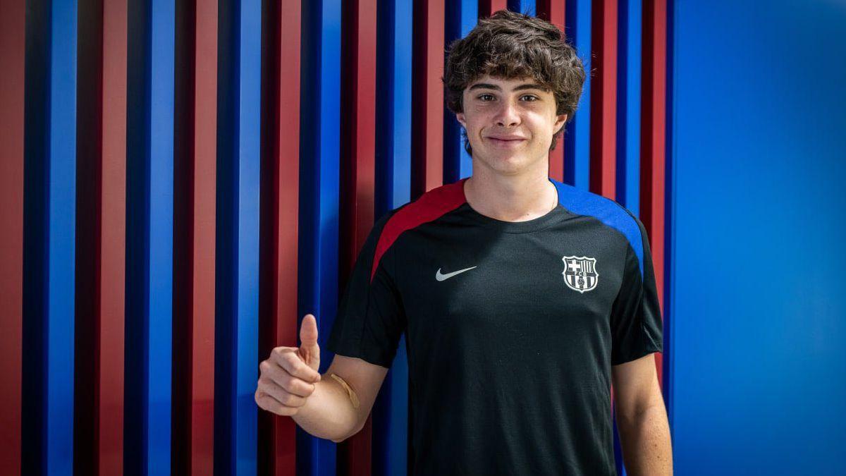 Marcos Parriego ya posa como nuevo jugador del Barça