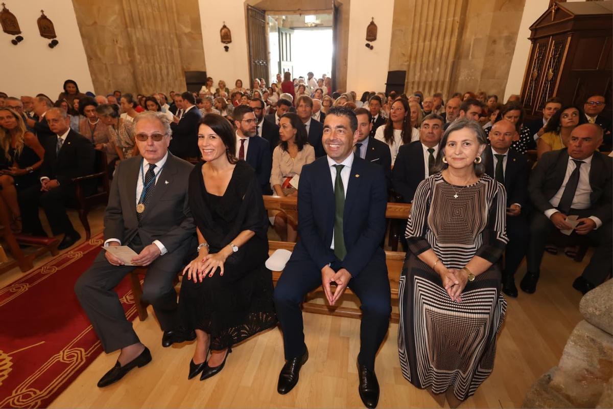El presidente de la Cofradía de La Peregrina, la conselleira de Vivenda, el presidente de la Diputación y la diputada Maria Adrio.