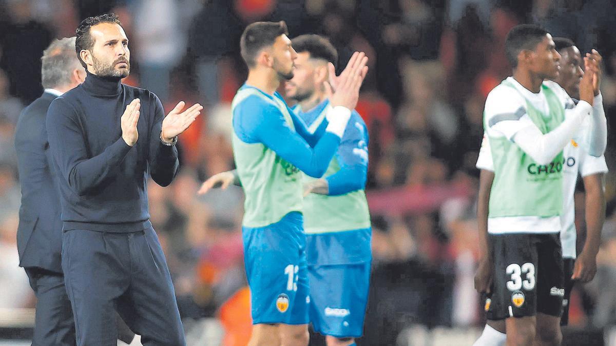 Baraja, junto a los jugadores, aplaudiendo a la grada de Mestalla