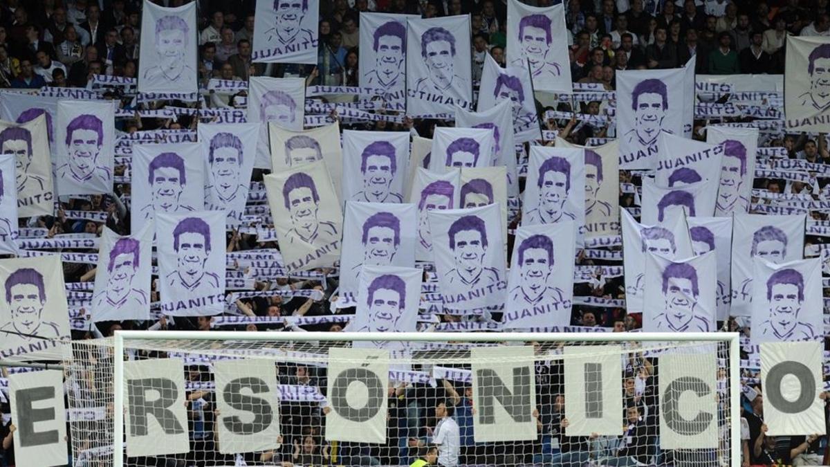 Seguidores del Madrid exhiben carteles de Juanito en un partido de Champions